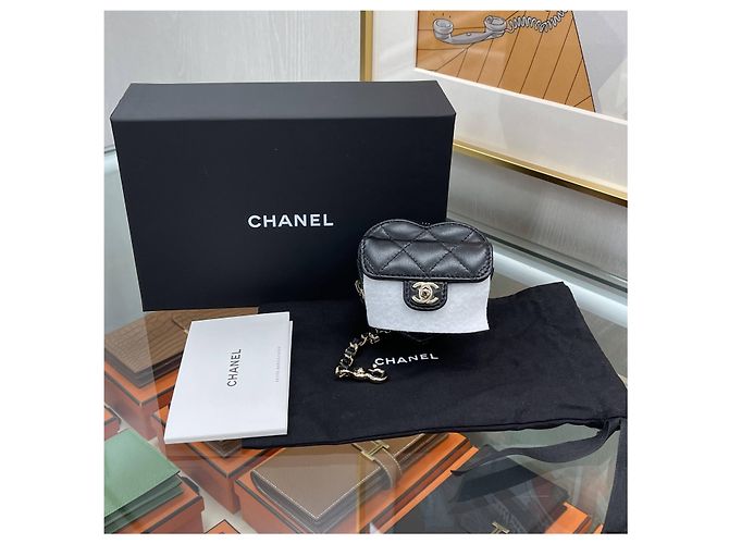 Chanel Mini mala com pingente de coração preta com ferragens douradas Preto - vista 9