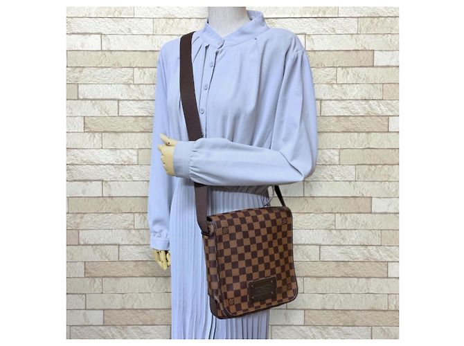 Borsa a tracolla Louis Vuitton Brooklyn PM Damier Marrone - vista 2