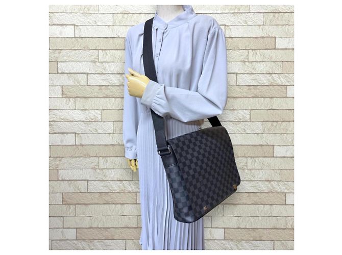 Borsa a tracolla Louis Vuitton District MM NM Damier Graphite Marrone Nero - vista 2