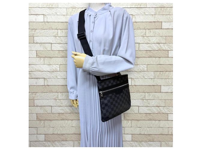 Borsa a tracolla Louis Vuitton Thomas Damier Graphite Marrone Nero - vista 2