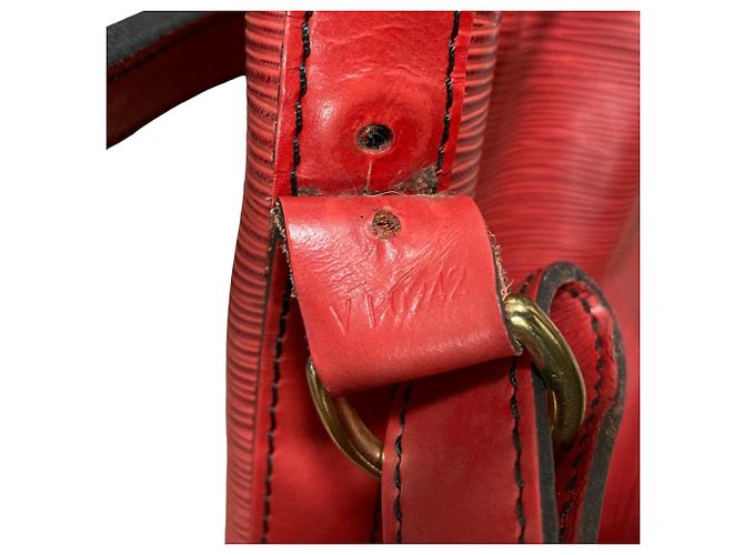 Bolsa de Ombro Louis Vuitton Noe em Couro Epi Castilian Red Vermelho - vista 20