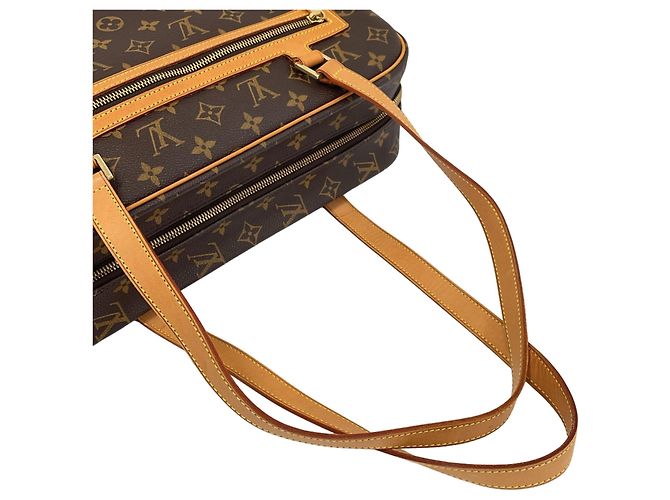Bolsa de Ombro Louis Vuitton Monogram Cite GM Marrom Monograma - vista 7