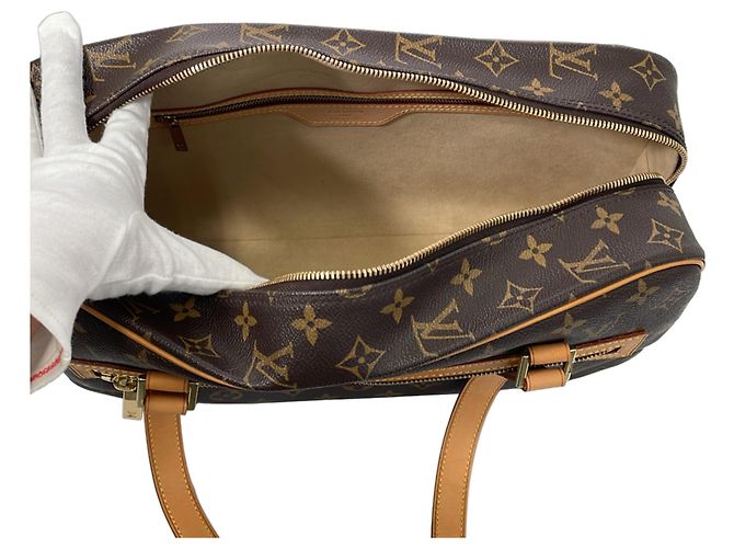 Bolsa de Ombro Louis Vuitton Monogram Cite GM Marrom Monograma - vista 8