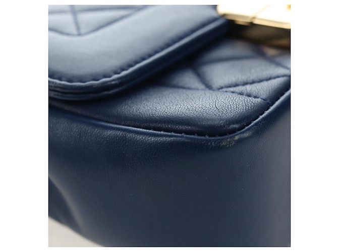 Borsa a tracolla CHANEL Matelasse con catena in pelle d'agnello blu e oro CC Auth 196001M D'oro - vista 17