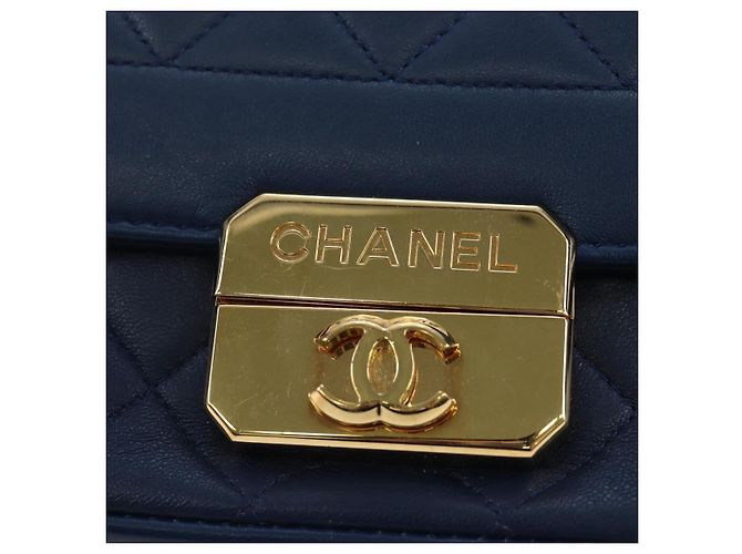 Borsa a tracolla CHANEL Matelasse con catena in pelle d'agnello blu e oro CC Auth 196001M D'oro - vista 21