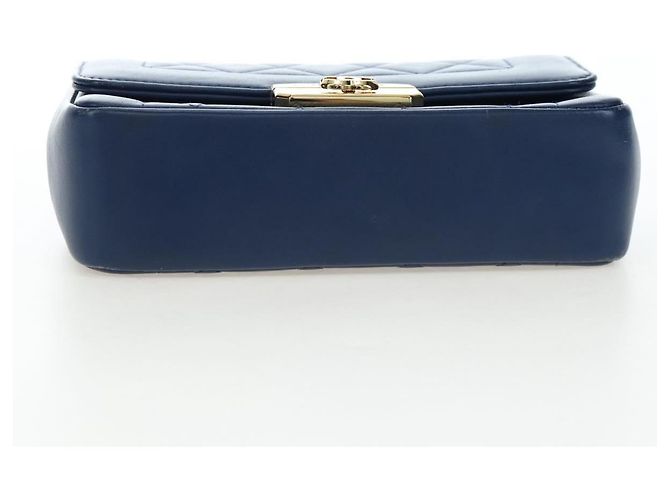 Borsa a tracolla CHANEL Matelasse con catena in pelle d'agnello blu e oro CC Auth 196001M D'oro - vista 6