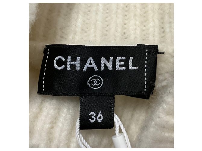 Chanel Intarsia-Kaschmir-Strickpullover in Elfenbein / Rot / Burgunderrot mit Kristall-CC-Logo Beige - Ansicht 4
