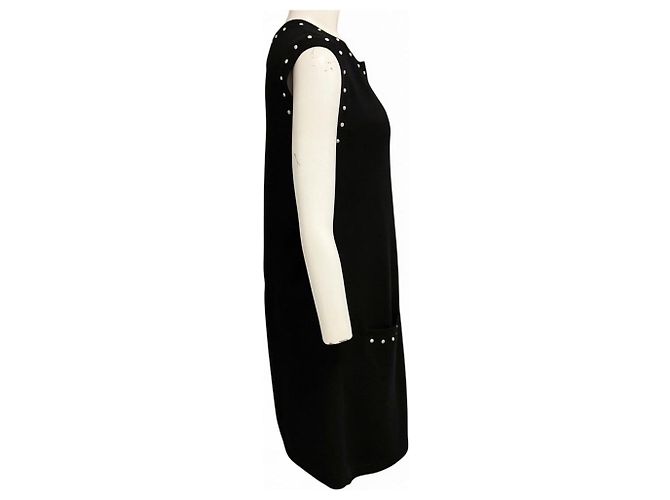 Vestido de malha de algodão e cashmere Chanel preto com ornamentos de pérolas falsas e placa com logo CC - vista 2