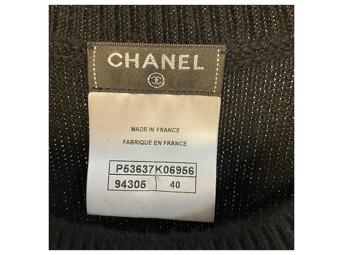 Vestido de malha de algodão e cashmere Chanel preto com ornamentos de pérolas falsas e placa com logo CC - vista 4