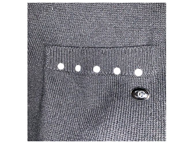 Vestido de malha de algodão e cashmere Chanel preto com ornamentos de pérolas falsas e placa com logo CC - vista 5