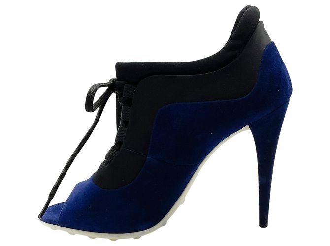 Stivaletti Miu Miu in camoscio blu con lacci e peep toe - vista 3