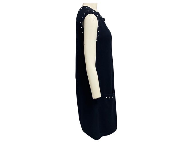 Vestido de malha de algodão e cashmere azul marinho com ornamentos de pérolas falsas e placa de logo CC da Chanel - vista 2