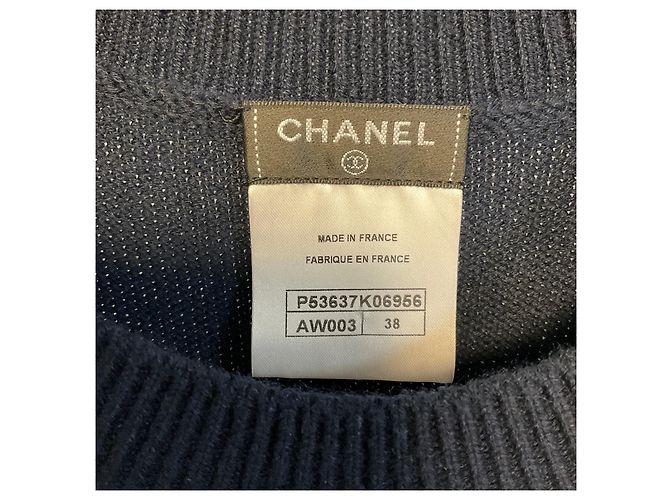 Vestido de malha de algodão e cashmere azul marinho com ornamentos de pérolas falsas e placa de logo CC da Chanel - vista 4