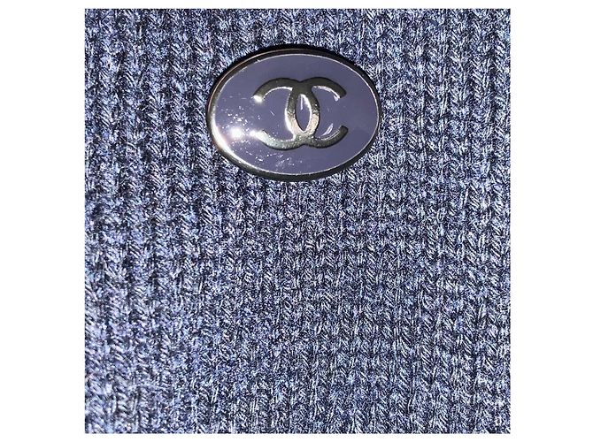 Vestido de malha de algodão e cashmere azul marinho com ornamentos de pérolas falsas e placa de logo CC da Chanel - vista 5