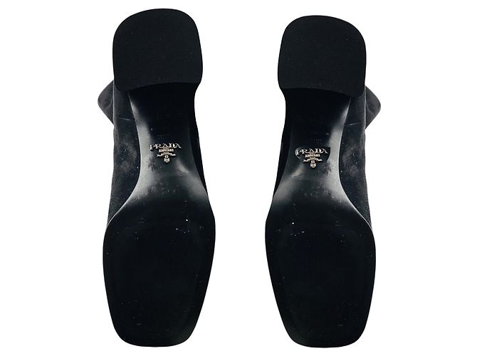 Prada Hohe Absatzstiefel aus Wildleder Schwarz / Logo-Plakette Silber - Ansicht 7