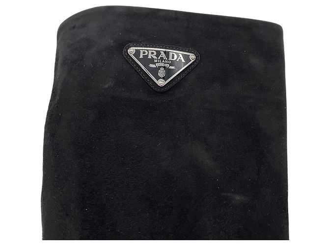 Prada Hohe Absatzstiefel aus Wildleder Schwarz / Logo-Plakette Silber - Ansicht 8