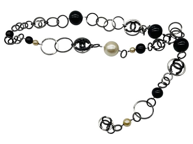 Chanel Gunmetal / Cream / Black 2003 Kettengürtel mit CC-Logo-Anhänger, Imitationsperlen und großem Perlenring Schwarz - Ansicht 2