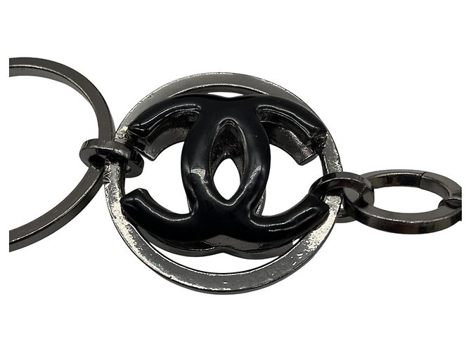 Chanel Gunmetal / Cream / Black 2003 Kettengürtel mit CC-Logo-Anhänger, Imitationsperlen und großem Perlenring Schwarz - Ansicht 3
