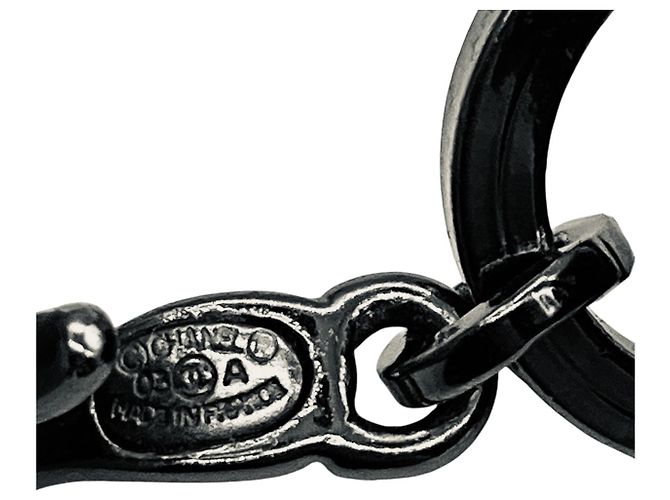 Chanel Gunmetal / Cream / Black 2003 Kettengürtel mit CC-Logo-Anhänger, Imitationsperlen und großem Perlenring Schwarz - Ansicht 4