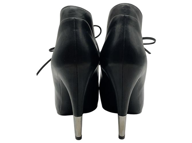 Stivaletti stringati in pelle nera Chanel con dettaglio argento sul tacco - vista 5