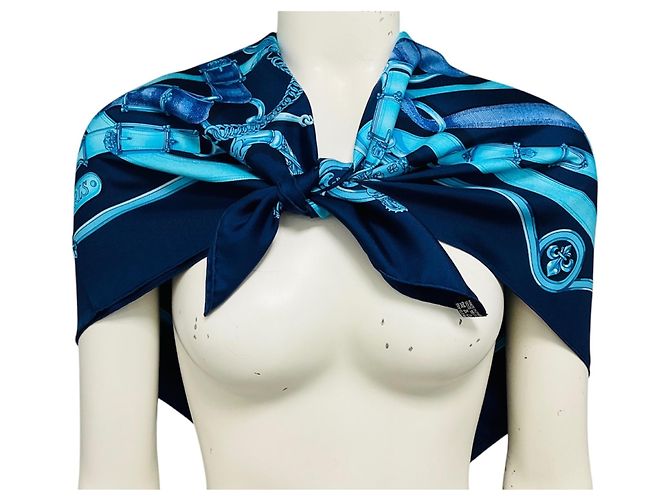 Hermès Pañuelo Cuadrado de Twill de Seda Hermes Azul Marino / Turquesa Estampado Cavalcadour - vista 2