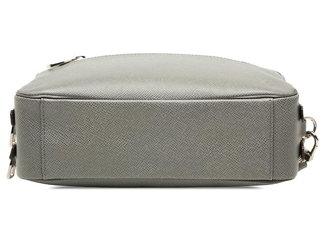 Borsa a pochette Louis Vuitton Taiga Kasai Grigia Grigio - vista 3