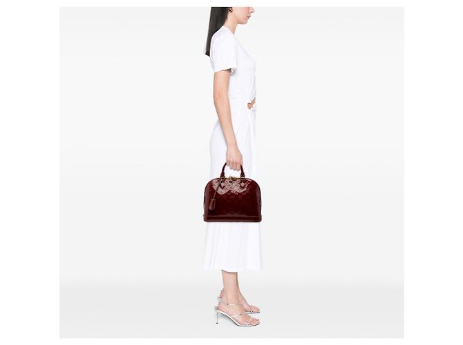 Borsa a mano Louis Vuitton Monogram Vernis Alma PM rossa Rosso - vista 7