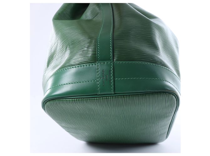 Borsa a tracolla Louis Vuitton Leather Epi Noe in Green Verde - vista 10