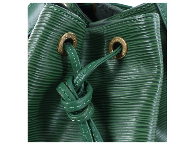 Borsa a tracolla Louis Vuitton Leather Epi Noe in Green Verde - vista 11