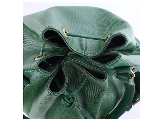 Borsa a tracolla Louis Vuitton Leather Epi Noe in Green Verde - vista 12