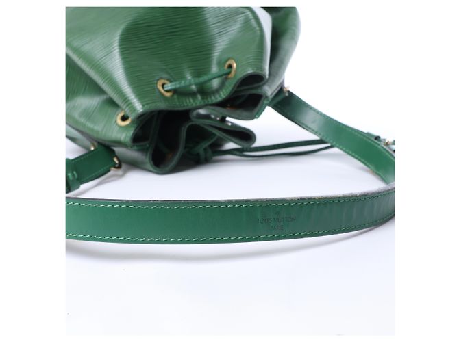 Borsa a tracolla Louis Vuitton Leather Epi Noe in Green Verde - vista 13