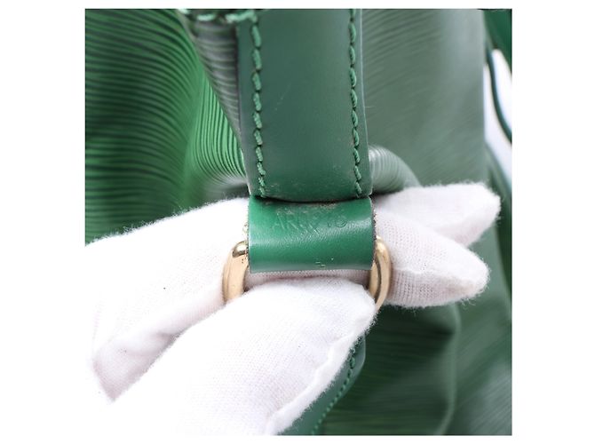 Borsa a tracolla Louis Vuitton Leather Epi Noe in Green Verde - vista 14