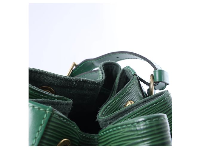 Borsa a tracolla Louis Vuitton Leather Epi Noe in Green Verde - vista 15