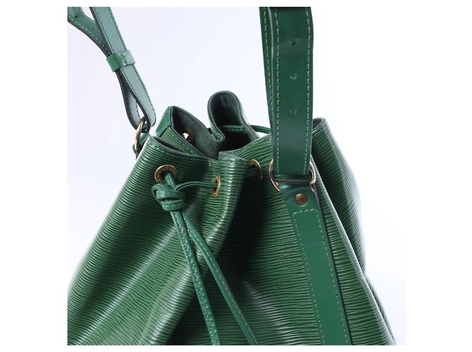 Borsa a tracolla Louis Vuitton Leather Epi Noe in Green Verde - vista 3
