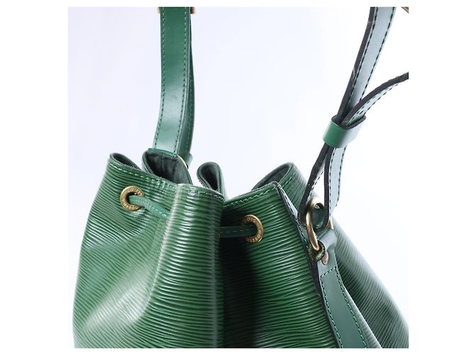 Borsa a tracolla Louis Vuitton Leather Epi Noe in Green Verde - vista 5