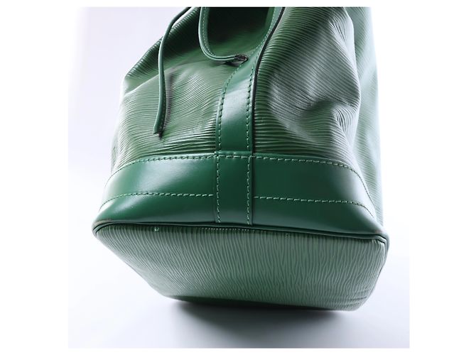 Borsa a tracolla Louis Vuitton Leather Epi Noe in Green Verde - vista 9