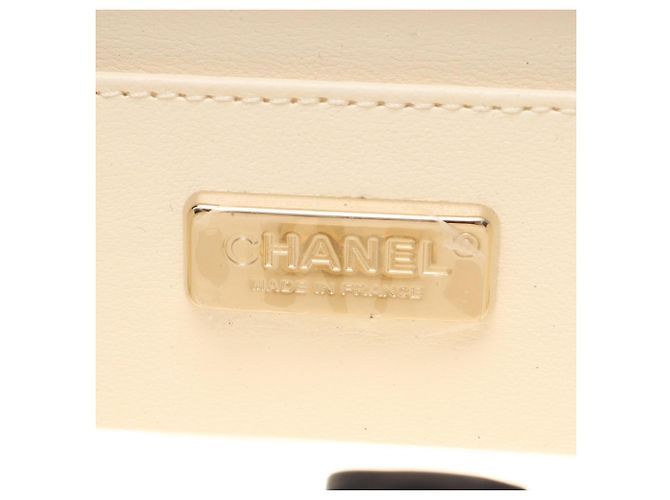 Borsa a spalla da sera Chanel Matelassé Mini Minaudière Bianco - vista 4