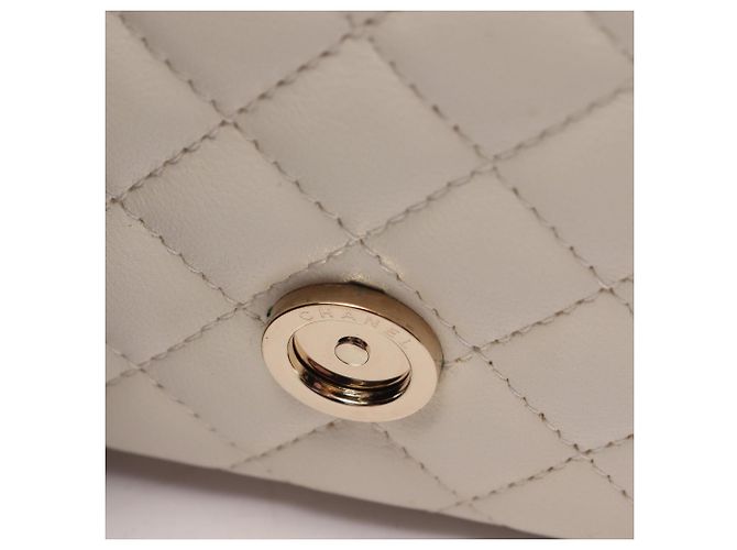 Borsa a spalla da sera Chanel Matelassé Mini Minaudière Bianco - vista 6