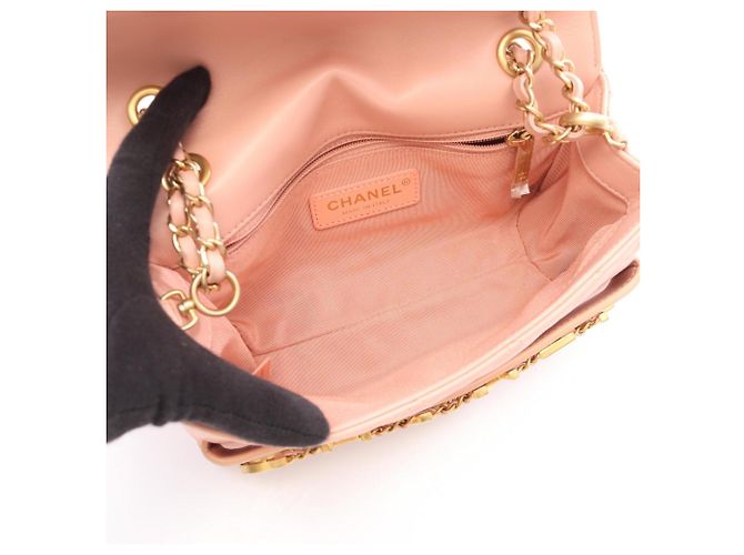 Borsa a tracolla Chanel Matelassé Logo in pelle d'agnello rosa - vista 3