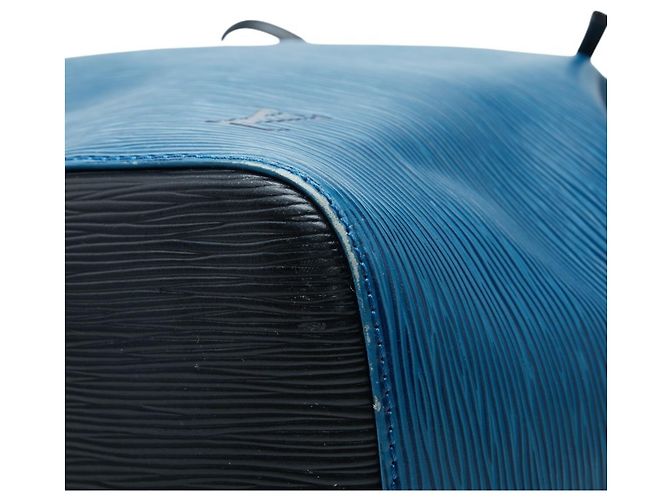 Noe Borsa a tracolla Louis Vuitton Epi Petit Noé Nero Blu - vista 4
