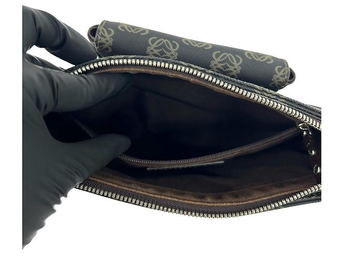 Borsa a tracolla Loewe con logo Anagramma in rilievo Marrone - vista 10