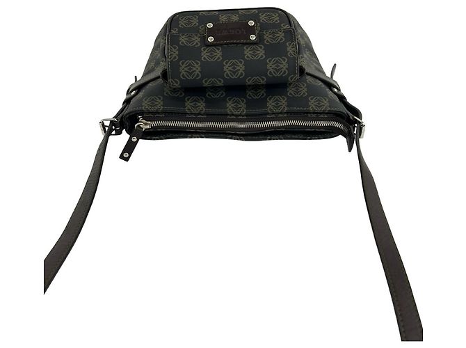 Borsa a tracolla Loewe con logo Anagramma in rilievo Marrone - vista 4