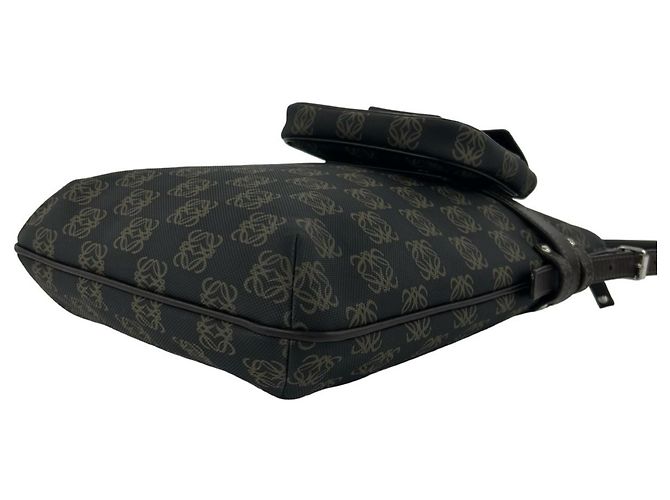 Borsa a tracolla Loewe con logo Anagramma in rilievo Marrone - vista 8