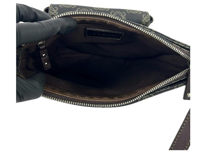 Borsa a tracolla Loewe con logo Anagramma in rilievo Marrone - vista 9