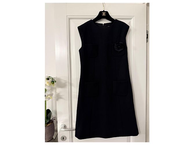 Abito Chanel nero corto con tasche e camelia nuovo - vista 2