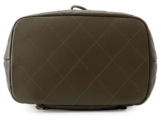 Borsa a mano Chanel in pelle kaki Cachi - vista 3