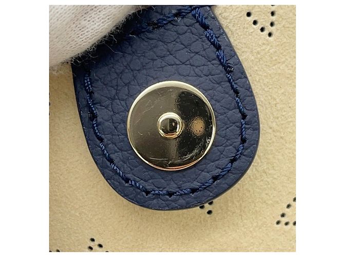 Borsa a tracolla Louis Vuitton Monogram Mahina Blossom PM Blu navy - vista 10