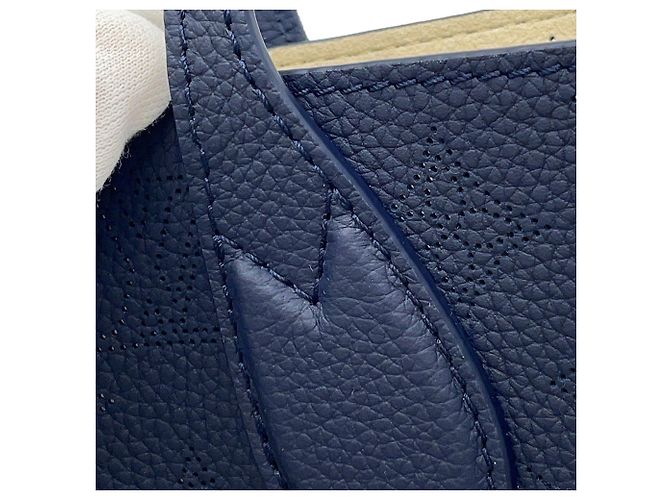 Borsa a tracolla Louis Vuitton Monogram Mahina Blossom PM Blu navy - vista 13