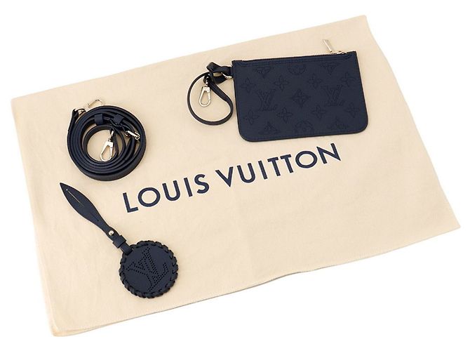 Borsa a tracolla Louis Vuitton Monogram Mahina Blossom PM Blu navy - vista 19