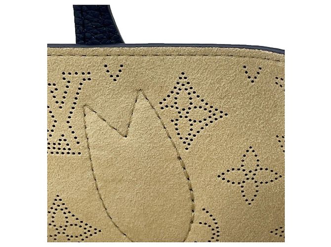 Borsa a tracolla Louis Vuitton Monogram Mahina Blossom PM Blu navy - vista 8